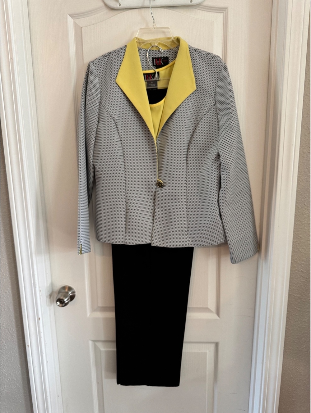 R&K Originals Women's Pant Suit with Yellow Collar Size 12